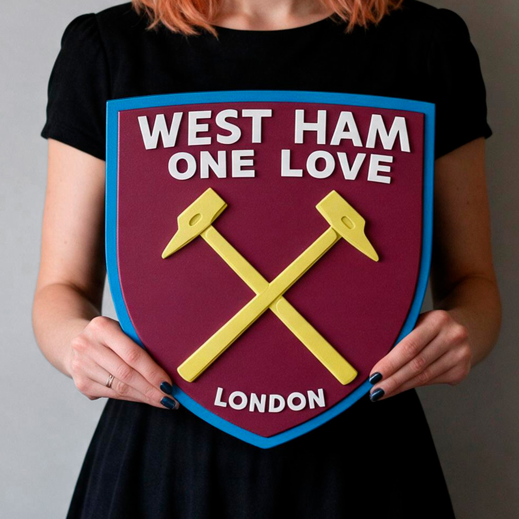 Объемная эмблема West Ham One Love