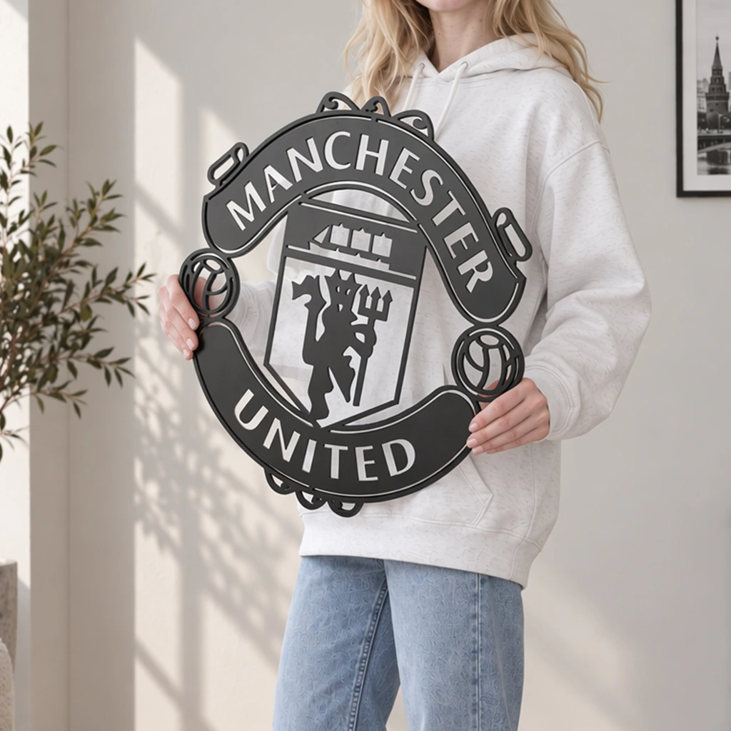 Деревянная объемная эмблема футбольного клуба Manchester United для интерьера