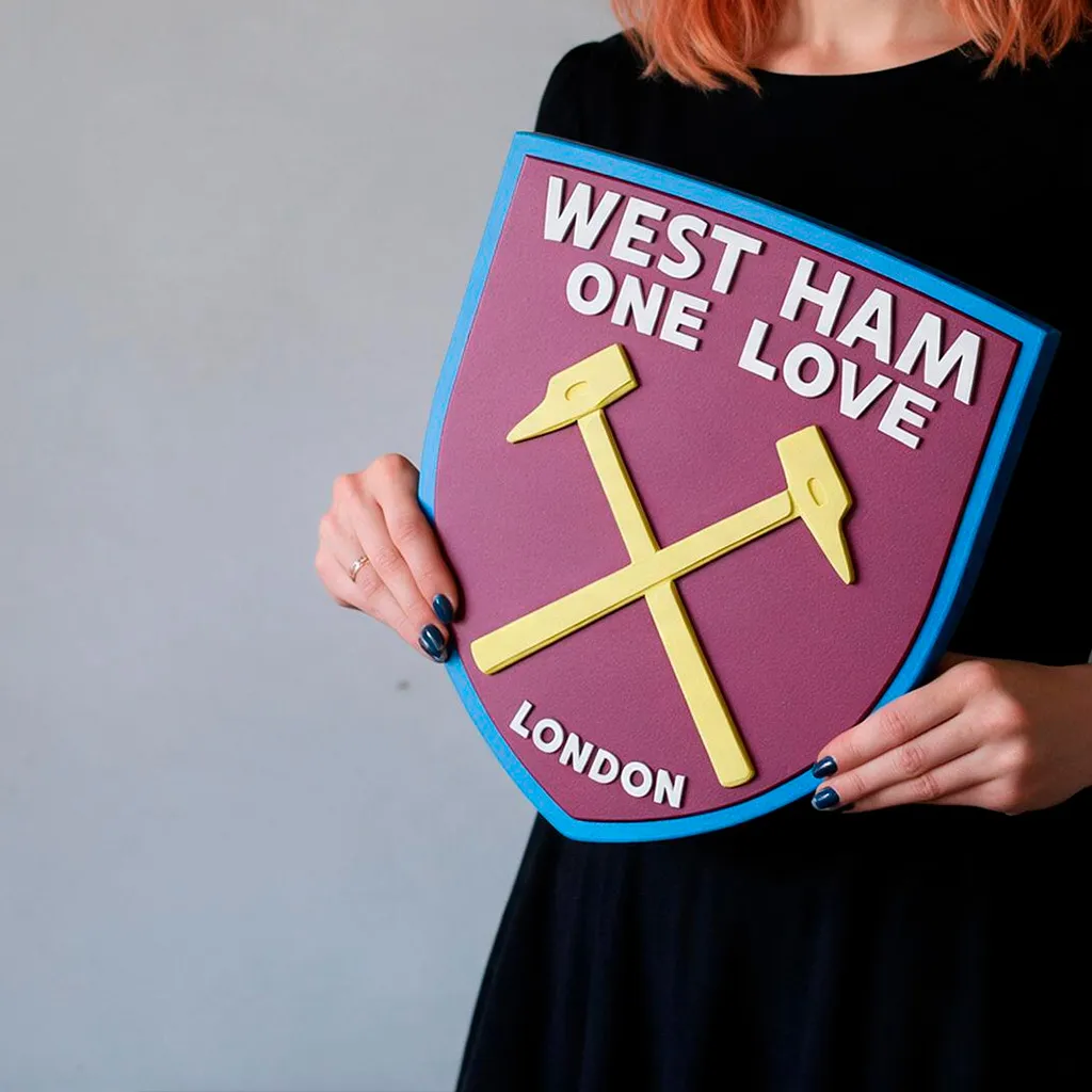 Деревянная настенная эмблема West Ham ONE LOVE